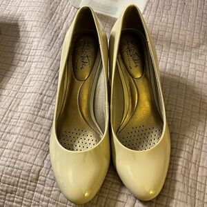 COPY - Life stride, soft system, patent leather bone color heels, size 9
